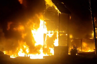 ISINMAK İÇİN ATEŞ YAKTILAR: ÇOCUK PARKINI KÜLE ÇEVİRDİLER