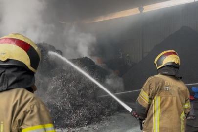 NİLÜFER’DE METAL GERİ DÖNÜŞÜM FABRİKASINDA YANGIN PANİĞİ