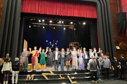 TOMRİS UYAR’IN YAŞAMI TİYATRO SAHNESİNDE HAYAT BULDU