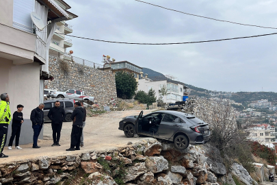 ANTALYA’DA GERİ MANEVRA YAPAN ARAÇ ŞARAMPOLDE ASILI KALDI