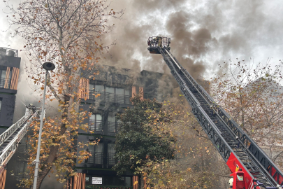 BAĞDAT CADDESİ’NDE ÇIKAN YANGIN BÜYÜDÜ: TÜM BİNA KÜLE DÖNDÜ