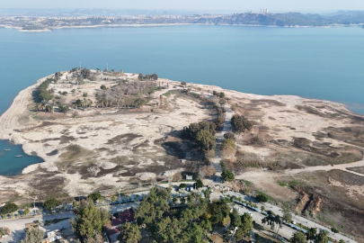 ADANA’DA AMERİKAN ADASI’NDAKİ KAÇAK YAPILAR YIKILDI