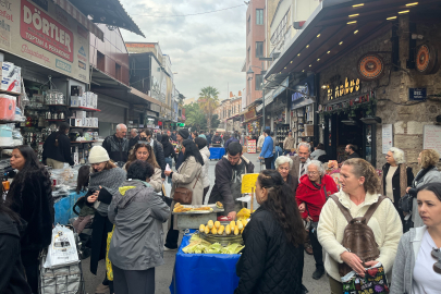 TARİHİ KEMERALTI ÇARŞISI’NDA YILBAŞI YOĞUNLUĞU