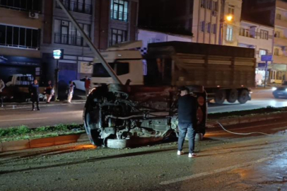 BURSA'DA KONTROL ÇIKAN ARAÇ, KARŞI ŞERİTTE YAN DÖNDÜ