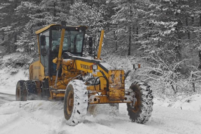 BURSA’DA KAR YAĞIŞI SONRASI YOLLAR TRAFİĞE KAPANDI