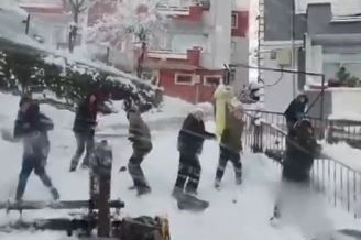 ARTVİN’DE ÇOCUKLARDAN İŞ MAKİNESİNE KARTOPU SALDIRISI!