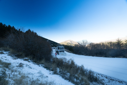 İZMİR'İN ZİRVESİ BEYAZA BÜRÜNDÜ: EKİPLER TEYAKKUZDA