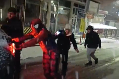 MAHSUR KALAN SÜRÜCÜNÜN YARDIMINA ÖRÜMCEK ADAM YETİŞTİ