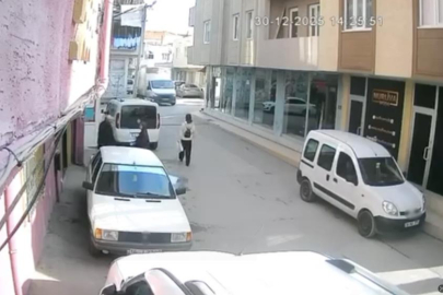 BURSA’DA EKMEK KAMYONETİNİN KAPISI GENÇ KIZI YERE SERDİ