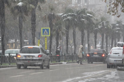 BURSA ŞEHİR MERKEZİNDE KAR YAĞIŞI ETKİLİ OLDU
