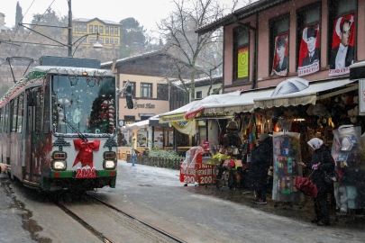 BURSA YENİ YIL COŞKUSUNU NOSTALJİK TRAMVAYLA YAŞIYOR