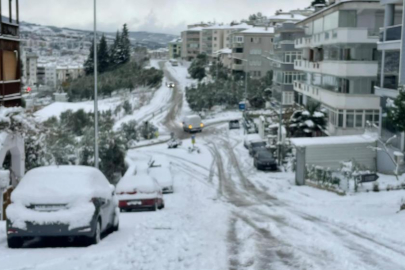BURSA YENİ YILIN İLK GÜNÜNE KAR SÜRPRİZİYLE UYANDI
