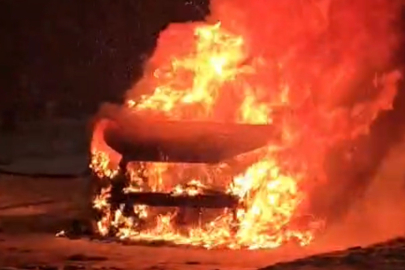 ARAÇ RAMPADA CAYIR CAYIR YANDI: ŞOFÖR PARA VE ALTININI ARADI