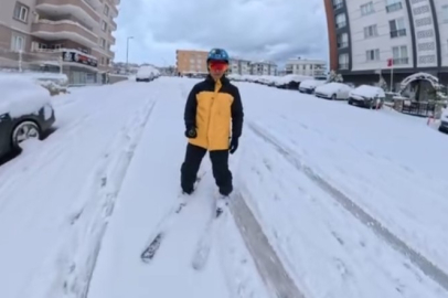 BURSA’DA KAR YAĞDI: İŞE KAYAKLA GİTTİ