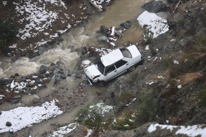 METRELERCE UÇURUMDAN DEREYE UÇAN ARAÇTAN SON ANDA ATLADI