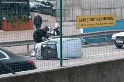 BURSA'DA LODOSTA DEVRİLEN ARACA VATANDAŞLAR MÜDAHALE ETTİ