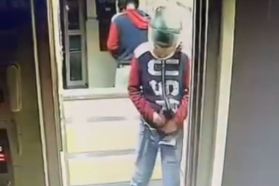 KASKLI ŞÜPHELİ ASANSÖRE İDRARINI YAPIP DAMDAKİ KUŞLARI ÇALDI