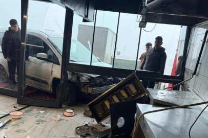 KONYA'DA LAVAŞ GETİRDİĞİ DÖNERCİYE ARACIYLA GİRDİ