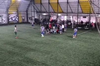 FUTBOLCUNUN DİLİ BOĞAZINA KAÇTI HAKEM SANİYELERLE KURTARDI