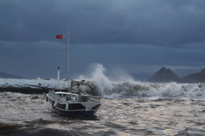 EGE DENİZİ’NDE FIRTINA ALARMI: VALİLİKTEN UYARI GELDİ