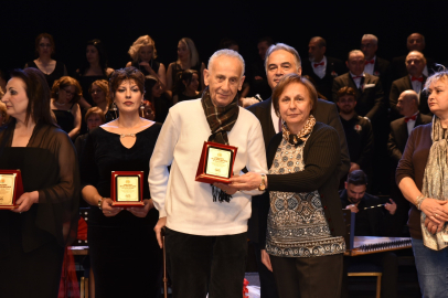 102 YAŞINDA SAHNEYE ÇIKARAK KONSER VERDİ