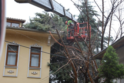 BURSA BÜYÜKŞEHİR EKİPLERİ ŞİDDETLİ RÜZGÂRA KARŞI SAHADA