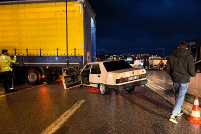 BURSA'NIN İNEGÖL İLÇESİNDE OTOMOBİL TIRA ÇARPTI: 1 YARALI