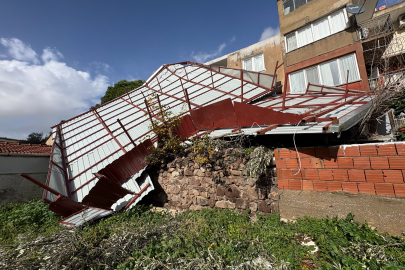 İZMİR'DE 4 KATLI BİNANIN ÇATISI UÇTU