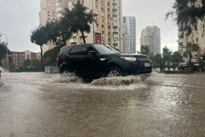 İZMİR’DE TANIDIK MANZARA: YAĞIŞ VE FIRTINA HAYATI FELÇ ETTİ