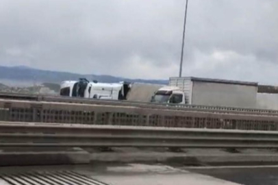 KUZEY MARMARA OTOYOLU’NDA FIRTINA: 2 TIR DEVRİLDİ