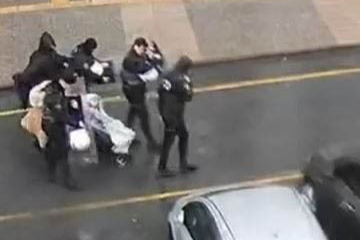 POLİS KALKANI ANNE VE BEBEĞİ FIRTINADAN KORUDU