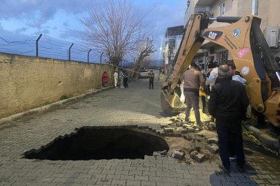 MANİSA'DA YOL ÇÖKTÜ, ALTINDAN İNSAN KEMİKLERİ ÇIKTI