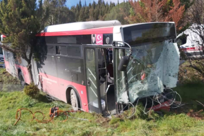 İZMİR’DE BELEDİYE OTOBÜSÜ İLE PANELVAN ÇARPIŞTI