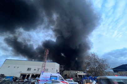 MERSİN’DE PLASTİK HAM MADDE DEPOSUNDA YANGIN