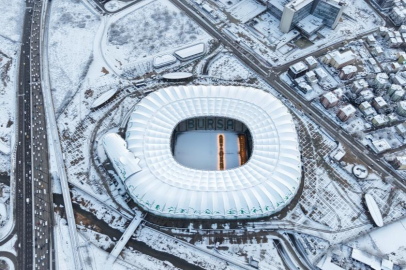 BURSA’DA TİMSAH ARENA KARLA BİRLİKTE GÖRSEL ŞÖLEN SUNDU
