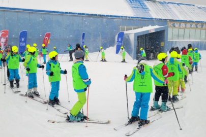 ULUDAĞ'DA KAYAK YAPMAYI ÖĞRENİYORLAR