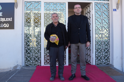 POŞETLERİ KARIŞTIRDI, PARA POŞETİNİ ÇÖPE ATTI