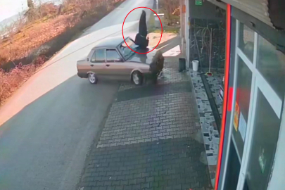 YOLUN KENARINDAN YÜRÜYEN YAŞLI ADAMI HAVAYA SAVURDU