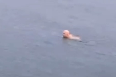 BURSA’DA KIŞ ORTASINDA DENİZ KEYFİ GÖRENLERİ HAYRETE DÜŞÜRDÜ