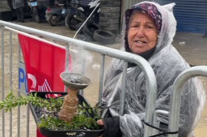 KENDİNİ YAKAN KADIN “ABLA YANIYORSUN” UYARILARINA ALDIRMADI