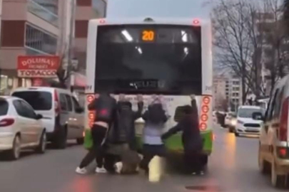 BURSA'DA BELEDİYE OTOBÜSÜNDE TEHLİKELİ YOLCULUK