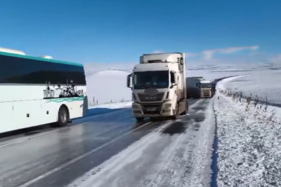 KARS'TA BUZLANMA: TIRLAR DRİFT ATTI VATANDAŞLAR MAHSUR KALDI
