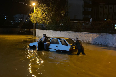 ANTALYA'DA SAĞANAK ESNAFI VURDU: SABAH TEMİZLİKLE BAŞLADI