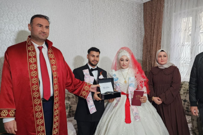 AŞK KAR KIŞ DİNLEMEDİ: NİKAH MEMURU EVE GELDİ