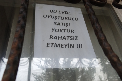 BAĞIMLILARDAN BIKTI EVİNİN CAMINA NOT ASTI
