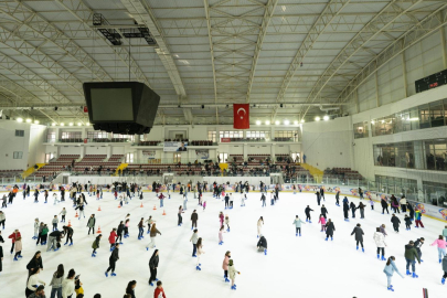 İZMİR'DE KARNE SEVİNCİ BUZDA YAŞANDI