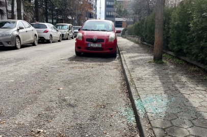 AYNI SOKAKTA SERİ HIRSIZLIK: 5 ARAÇ SOYULDU