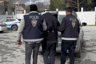 ORHANGAZİ’DE UYUŞTURUCU MADDELERİ TRAFİK TABELALARINA BIRAKTI