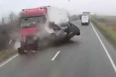 PAOK TARAFTARLARINI TAŞIYAN MİNİBÜS TIRLA ÇARPIŞTI