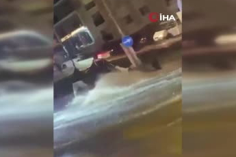 İZMİR’DE SEL SULARINA KAPILAN VATANDAŞI POLİS BÖYLE KURTARDI